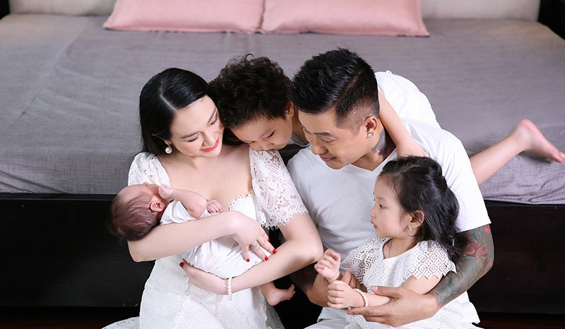 Từ khi bà xã có em bé, nam ca sĩ quyết định tạm ngừng nhận show ở Mỹ và nước ngoài để dành thời gian chăm sóc vợ. Ảnh: Vietnamnet