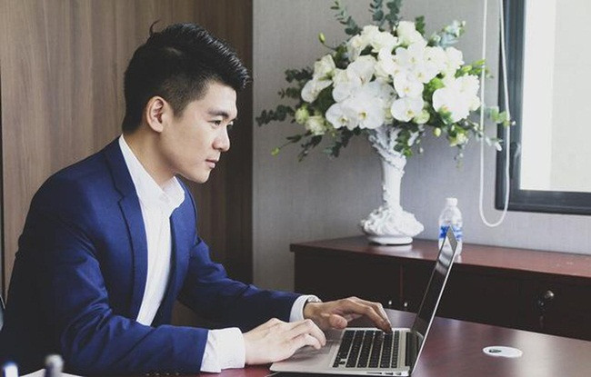 Chàng thiếu gia này từng học ngành tài chính, ngân hàng tại Đại học Middlesex (Anh) sau đó làm việc cho Hana Bank (Hàn Quốc). Ảnh: Dân Việt