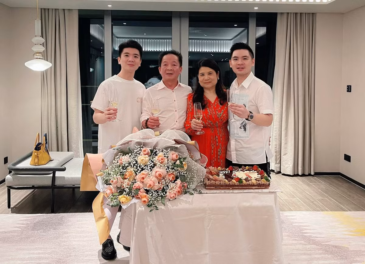 Những bức ảnh bên gia đình cũng được Quang Vinh chia sẻ trên trang cá nhân. Ảnh: FBNV