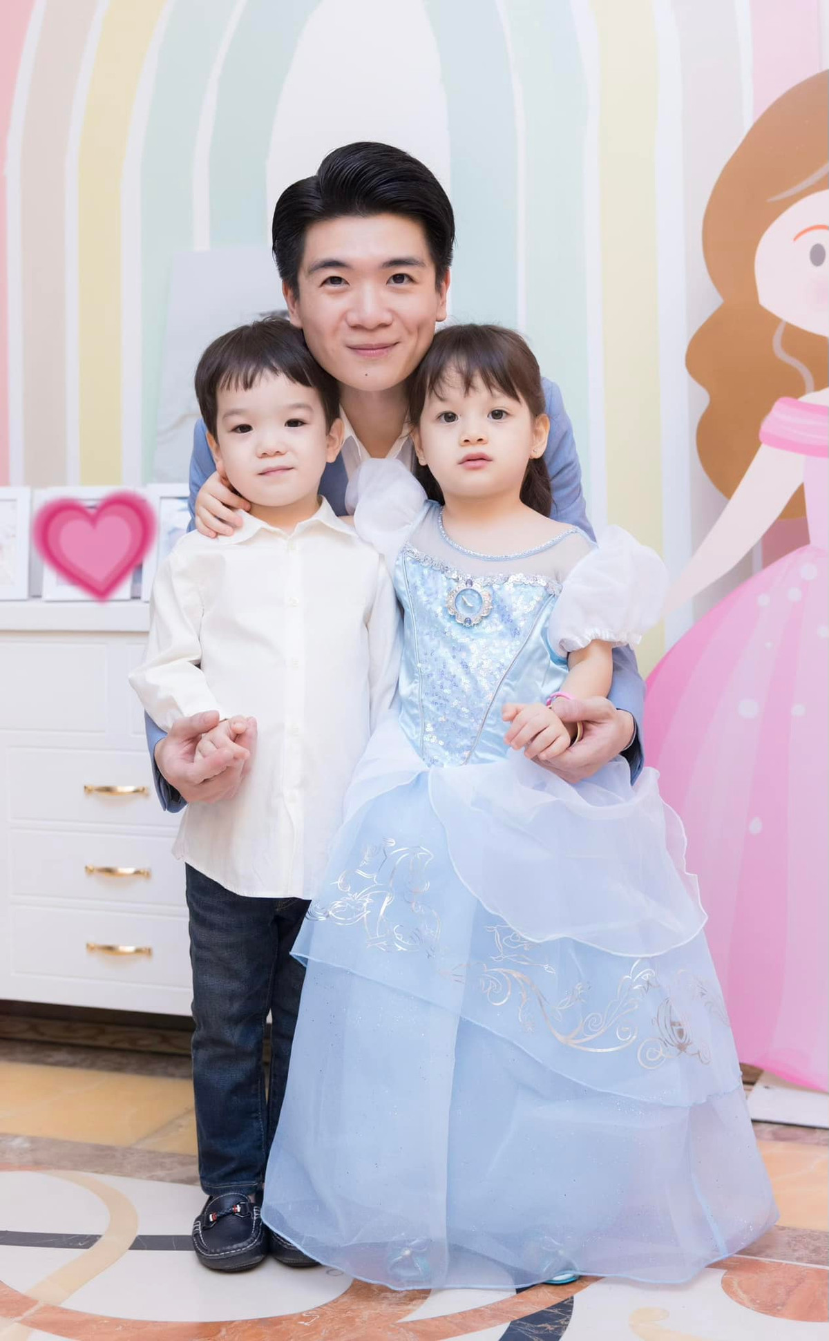 Trên trang cá nhân, thiếu gia nhà bầu Hiển không giấu giếm chuyện bản thân là một ông bố đơn thân hạnh phúc, hết lòng vì gia đình. Ảnh: FBNV