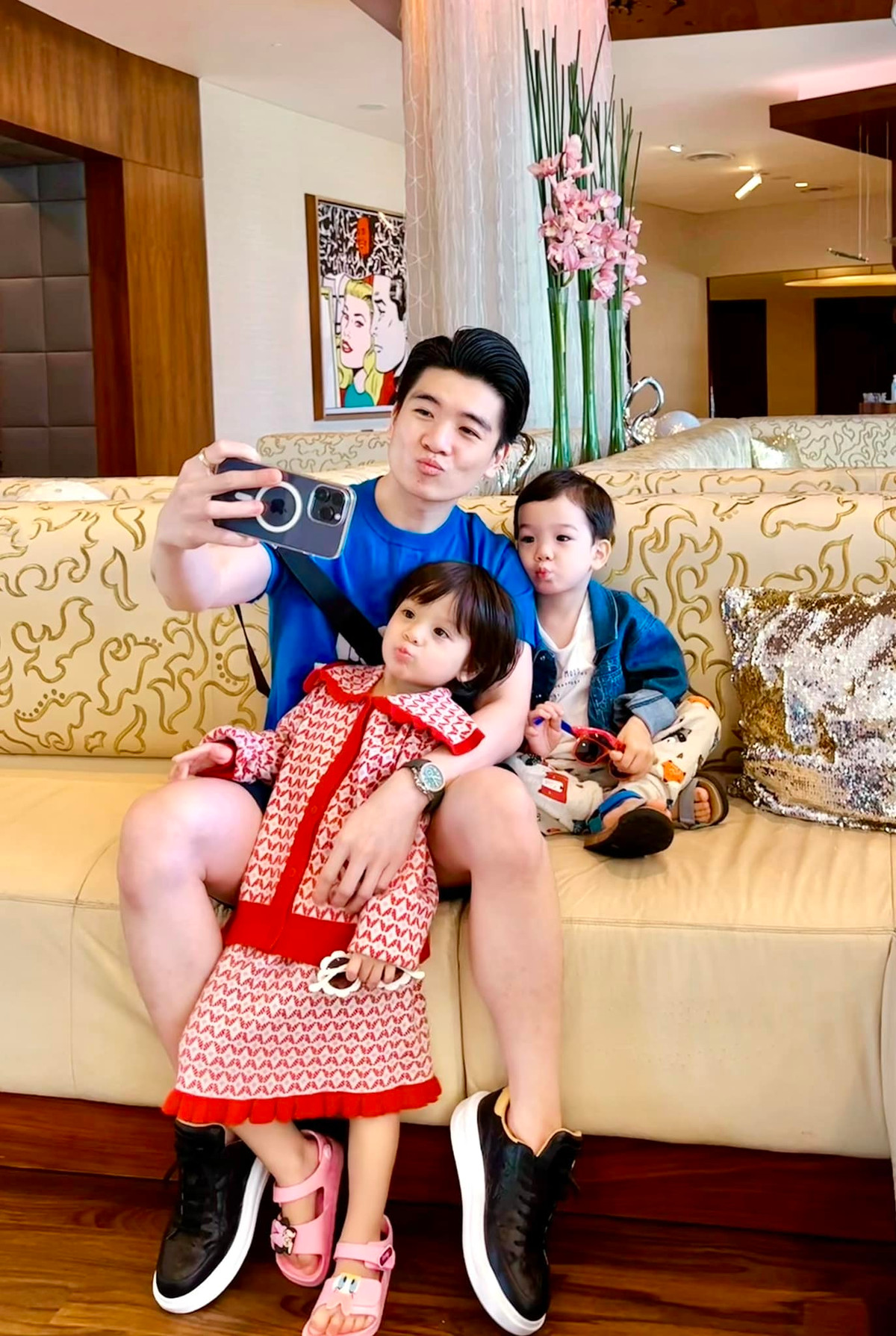 Đỗ Quang Vinh thường xuyên khoe ảnh hai thiên thần sinh đôi, khoảnh khắc 3 cha con ở bên. Ảnh: FBNV