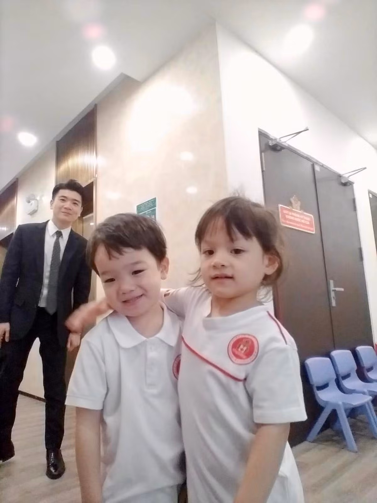 Niềm vui mỗi sáng của Quang Vinh là đưa con tới trường. Ảnh: FBNV