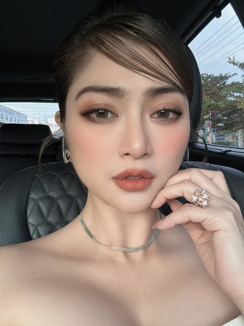 Ở tuổi U40, nữ diễn viên đã tậu cho mình một chiếc xe hơn 1 tỷ đồng để di chuyển đi phim, sự kiện. Ảnh: FB Tranh Trúc