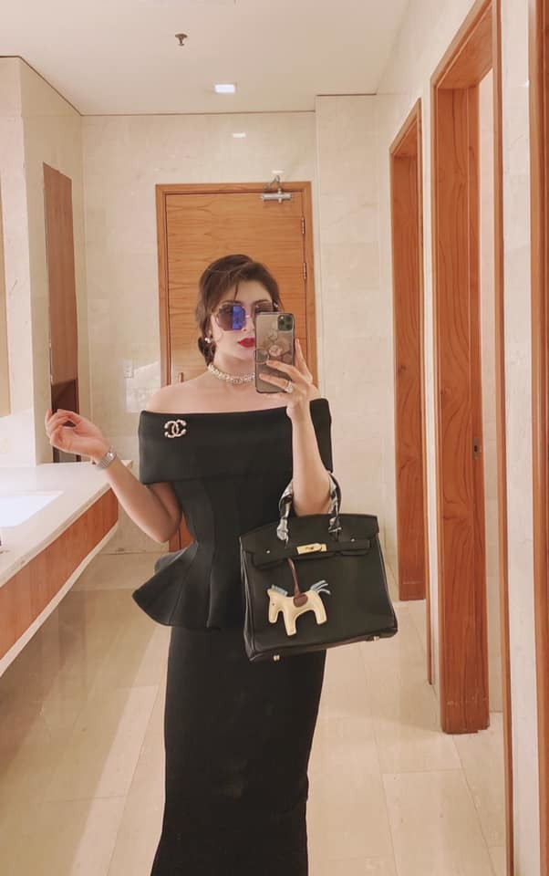 Nữ diễn viên sở hữu nhiều túi hiệu đến từ các thương hiệu nổi tiếng thế giới.