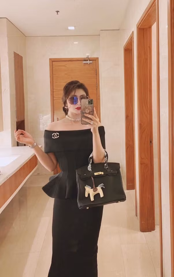 Nữ diễn viên sở hữu nhiều túi hiệu đến từ các thương hiệu nổi tiếng thế giới.