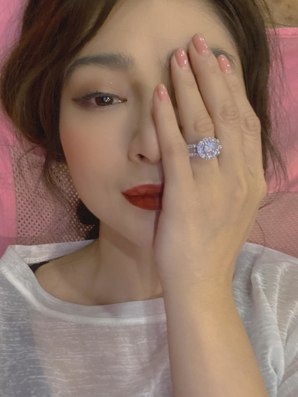 Mỗi khi tham dự sự kiện, nữ diễn viên Thanh Trúc đều ăn diện chỉn chu, đeo nhiều kim cương, nhẫn hay dây chuyền với kích thước "khủng".