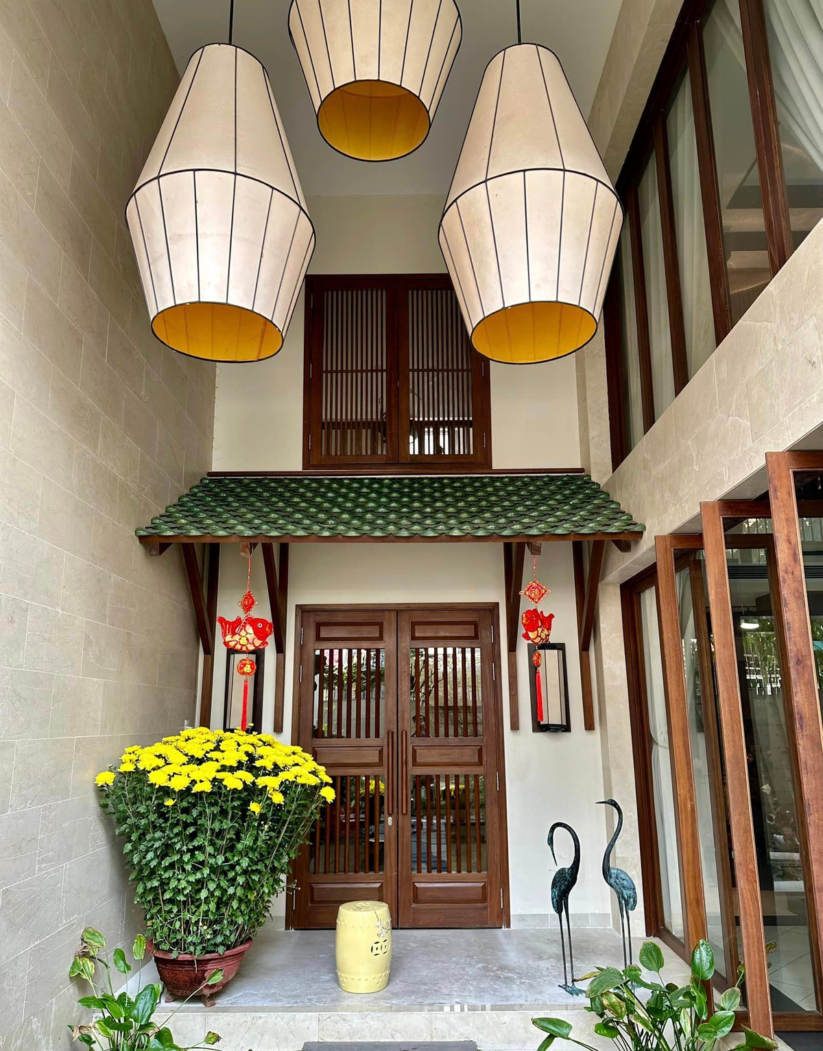 Đèn lồng và những cánh cửa gỗ khiến nhiều người liên tưởng đến những căn nhà cổ ở Hội An.