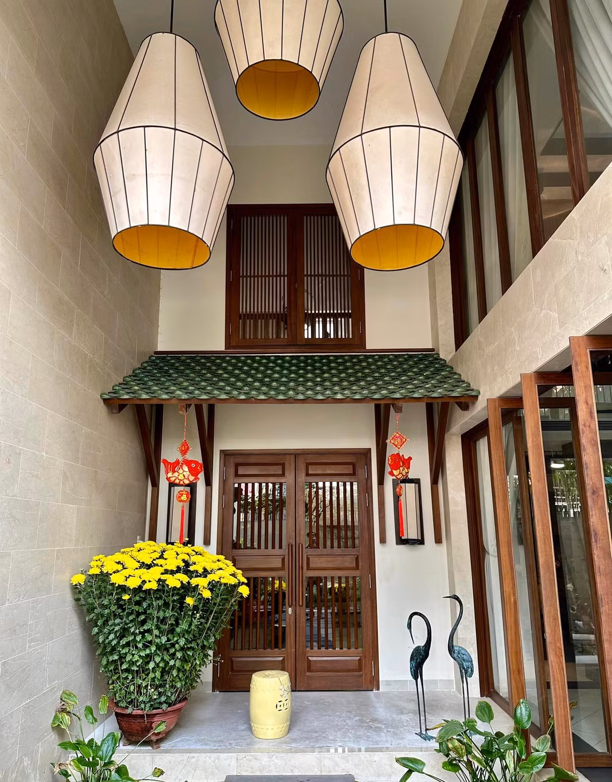 Đèn lồng và những cánh cửa gỗ khiến nhiều người liên tưởng đến những căn nhà cổ ở Hội An.