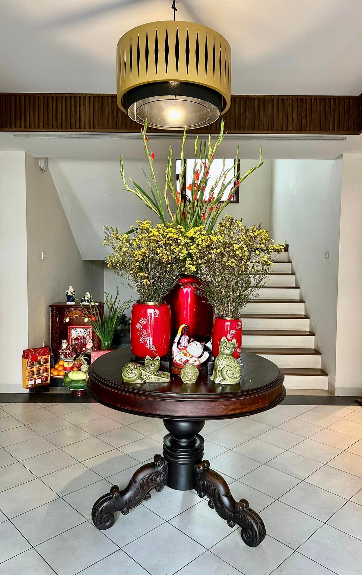 Bên trong nhà trang trí nhiều hoa tươi.