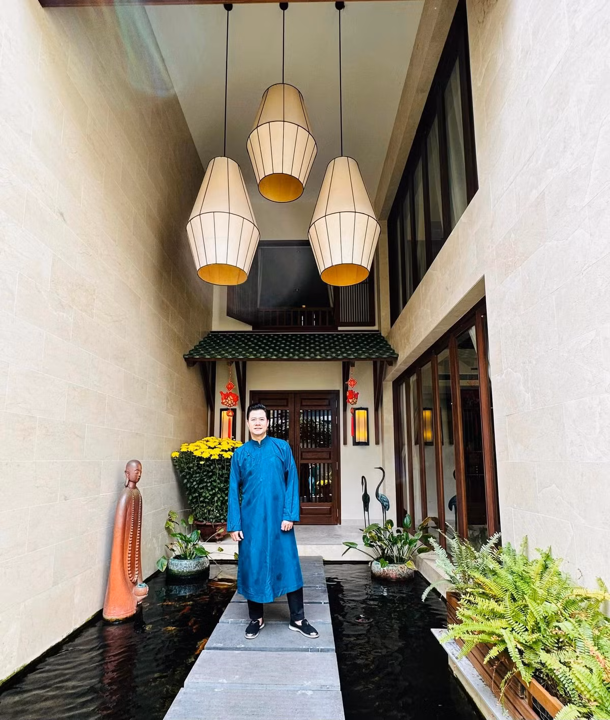 Không gian bên ngoài ngôi nhà ấn tượng với nhiều cây xanh, hồ nước.