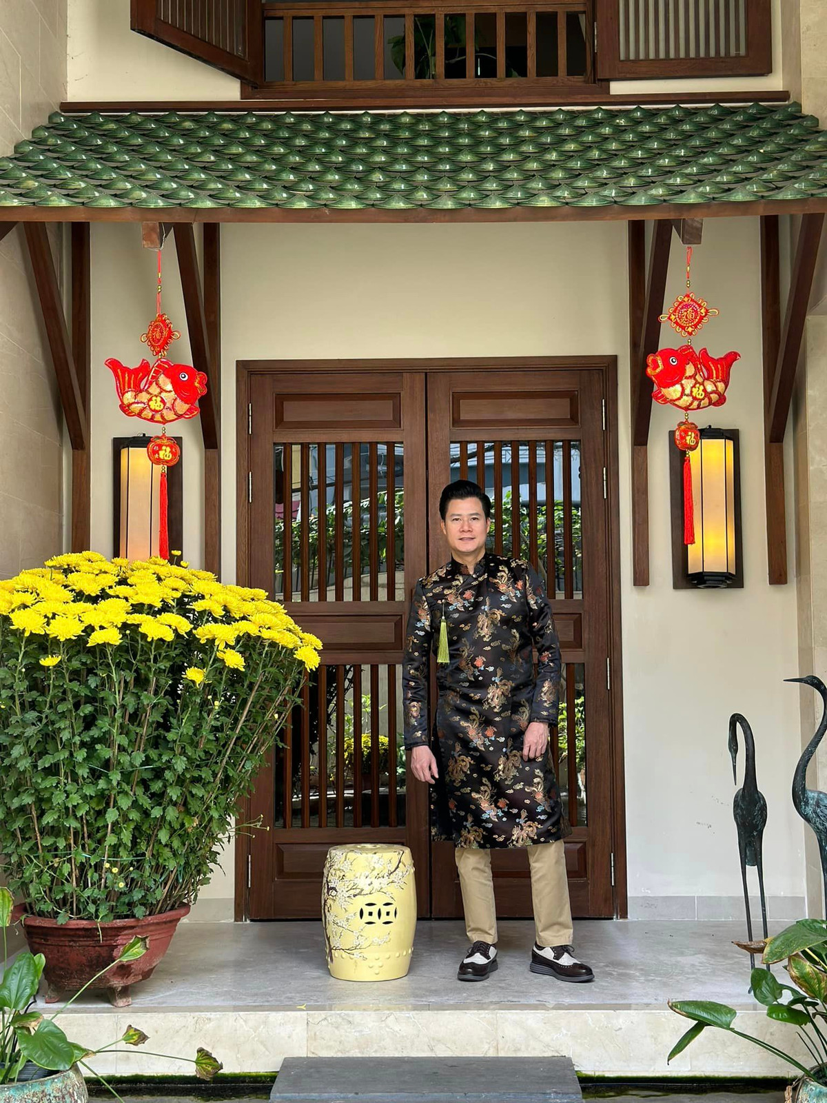 Căn nhà của ca sĩ Quang Dũng gồm 3 tầng, có không gian thoáng đãng với lối kiến trúc mộc mạc.