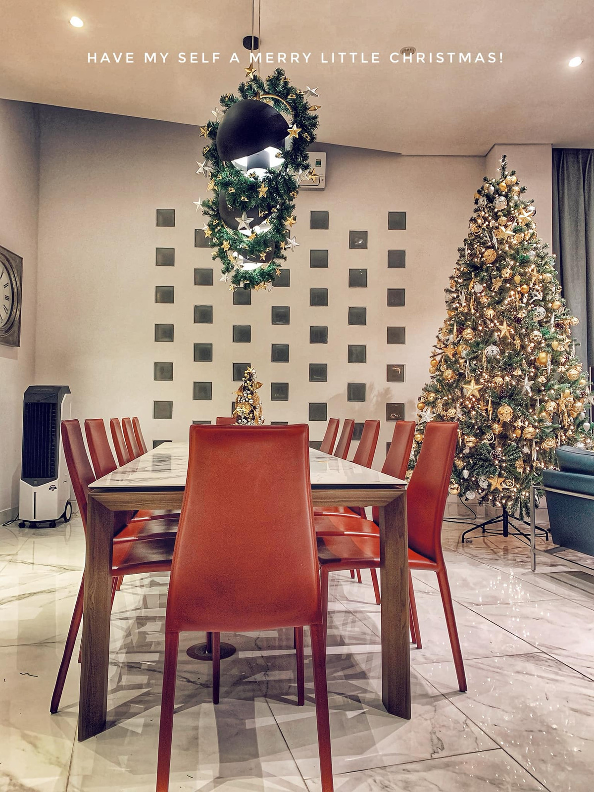 Bộ bàn ăn hiện đại nối ngay gần sofa.