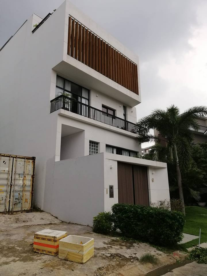 Biệt thụ của Noo Phước Thịnh có 2 mặt tiền, bên ngoài thiết kế đơn giản, hiện đại.