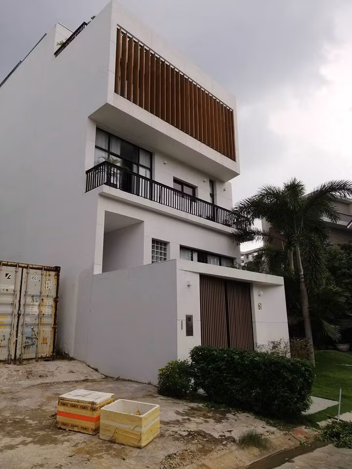 Biệt thụ của Noo Phước Thịnh có 2 mặt tiền, bên ngoài thiết kế đơn giản, hiện đại.