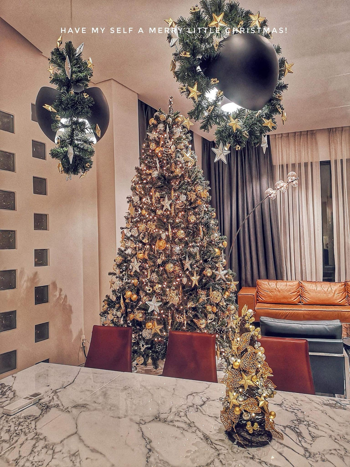 Vào dịp Giáng sinh, Noo Phước Thịnh trang trí thêm cây thông cho không gian lộng lẫy.