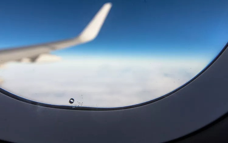 Lỗ nhỏ trên cửa sổ máy bay có một chức năng quan trọng là điều chỉnh áp suất cabin.