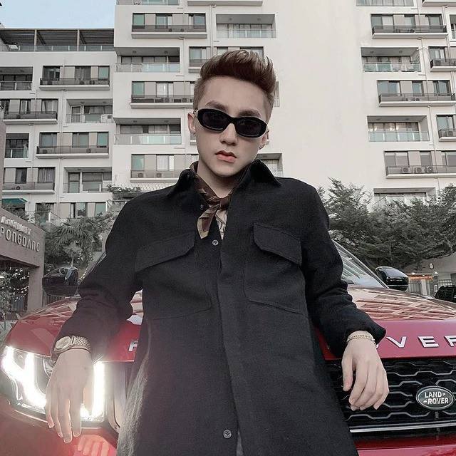 Mục đích mua xế hộp của Sơn Tùng chỉ là để đi show cho thuận tiện hoặc dùng làm "đạo cụ" cho các dự án MV. Ảnh: FBNV