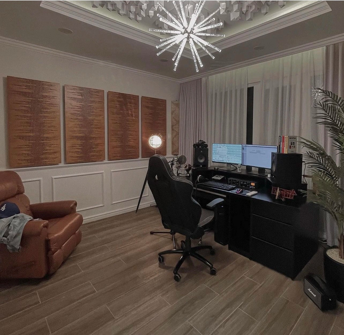Ca sĩ Sơn Tùng từng chia sẻ hình ảnh phòng thu âm riêng phục vụ cho công việc trong ngôi nhà. Ảnh: FBNV