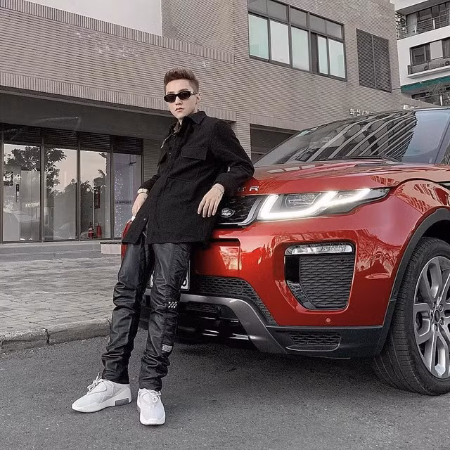 Với mức cát-xê khổng lồ, Sơn Tùng dễ dàng sở hữu những chiếc xe thuộc dòng đắt đỏ. Năm 2016, Sơn Tùng tậu chiếc Range Rover Evoque màu đỏ, có giá khoảng 3 tỷ đồng. Ảnh: FBNV