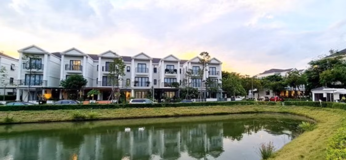 Phía sau nhà là khu vực công viên rợp bóng cây xanh. Ảnh: FBNV