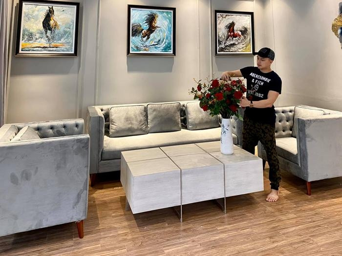 Nam ca sĩ tự tay trang hoàng nhà cửa.