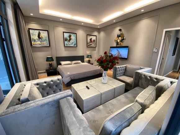 Biệt thự của Cao Thái Sơn nằm ở vị trí đắc địa trung tâm nằm sát bãi biển Mỹ Khê, giao trục đường Nguyễn Văn Thoại sầm uất nhất khu vực biển, gần khu phố tây An Thượng...