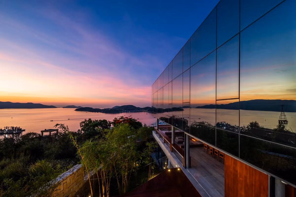 Nhờ hiệu ứng gương phản chiếu, căn biệt thự như ẩn mình giữa thiên nhiên bao la.