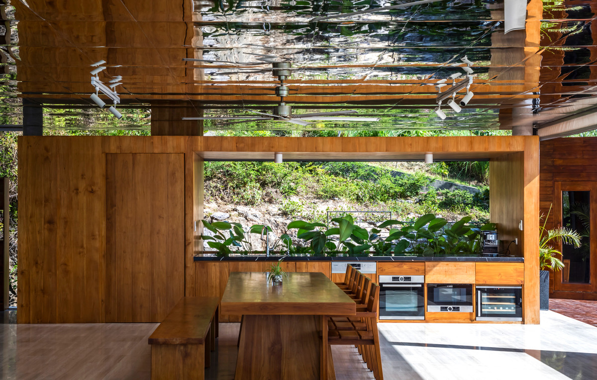 Phòng bếp nhìn ra dãy núi phía sau nhà.