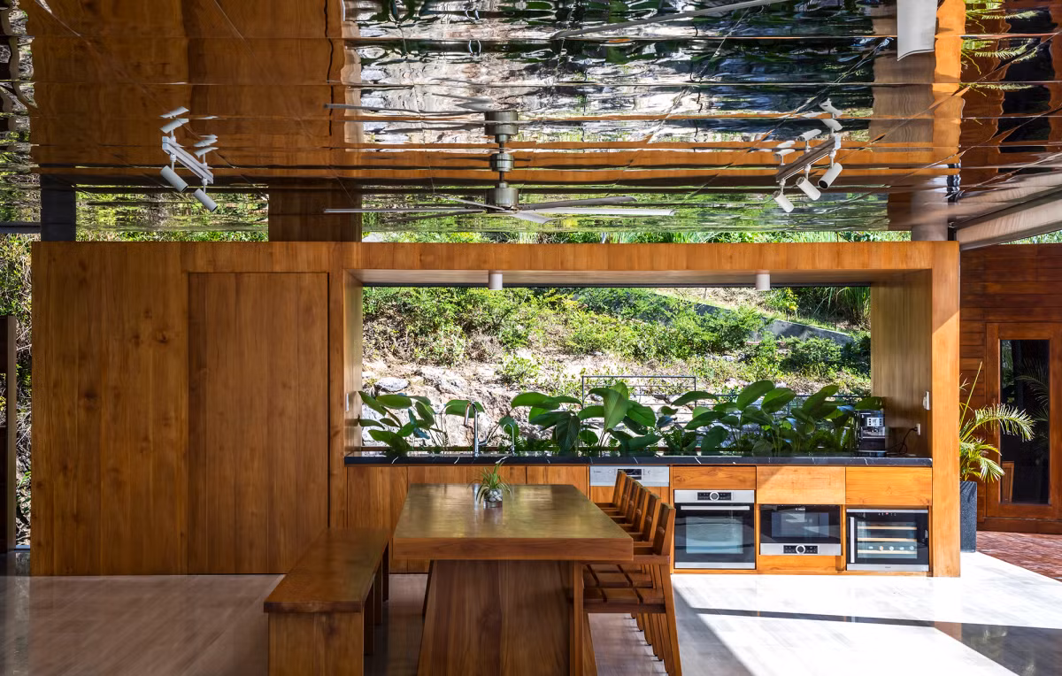 Phòng bếp nhìn ra dãy núi phía sau nhà.