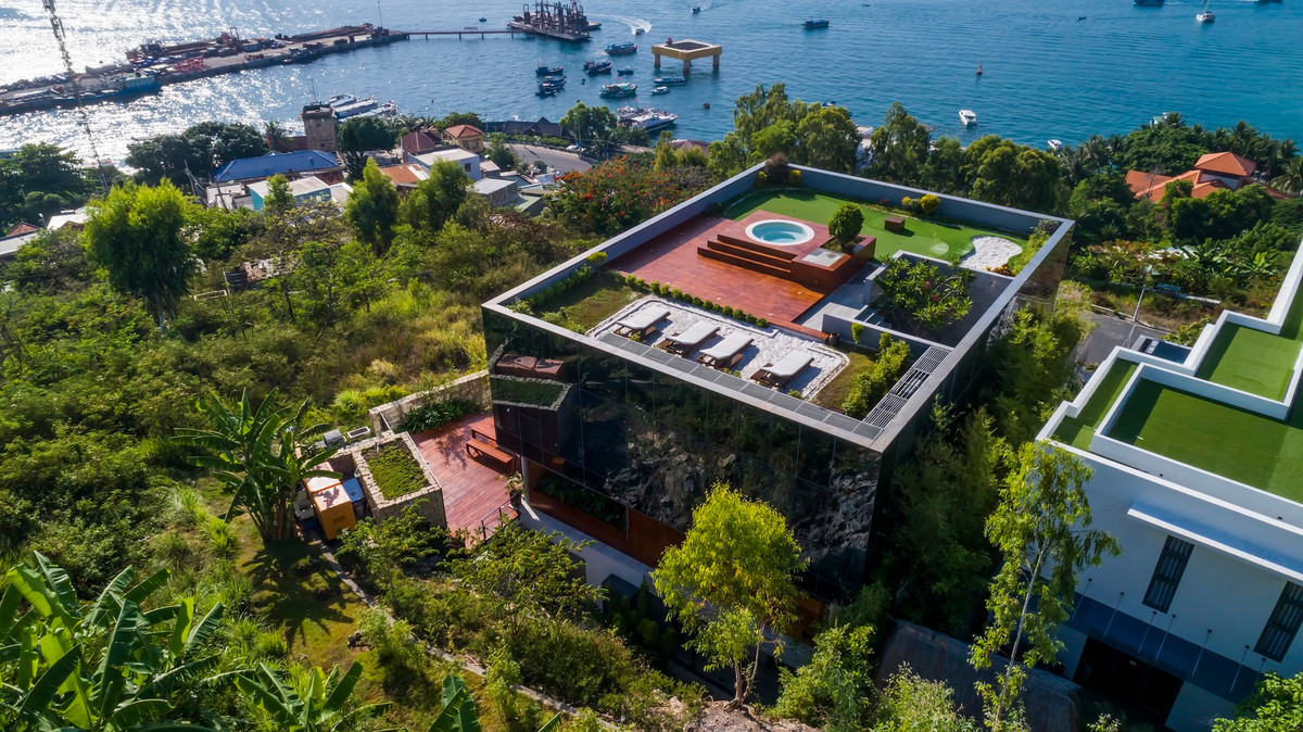 Sân thượng được thiết kế như một khu nghỉ dưỡng ngoài trời thu nhỏ với bể bơi, sân golf mini và khu BBQ giữa vườn cỏ.