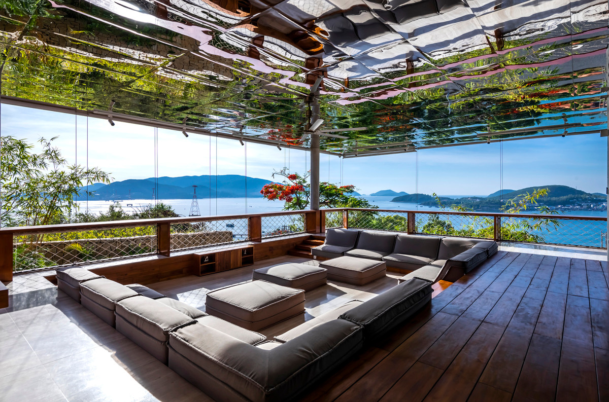 Tầng 2 là không gian sinh hoạt giải trí, được chia thành một phòng khách, bể bơi, khu ăn uống và bếp.