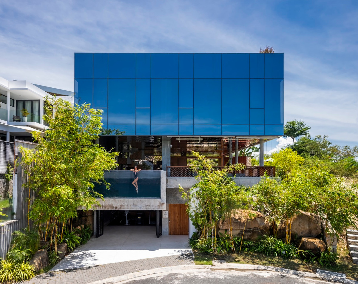 Tọa lạc tại thành phố biển Nha Trang, căn biệt thự 3 tầng được xây dựng trên khu đất rộng 800 m2, phía trước nhìn ra vịnh biển, phía sau là núi.