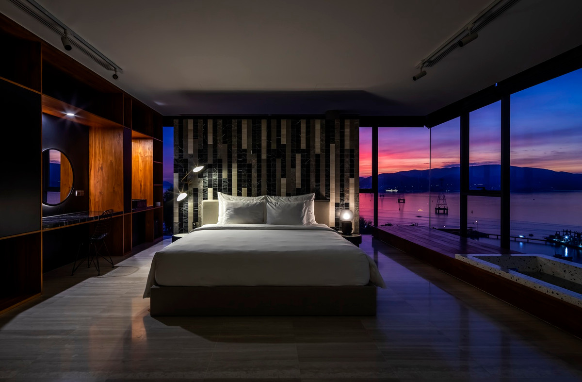 Tầng 3 chia thành 5 phòng ngủ. Các phòng đều có tường kính bao quanh, đi kèm với bồn tắm mở.