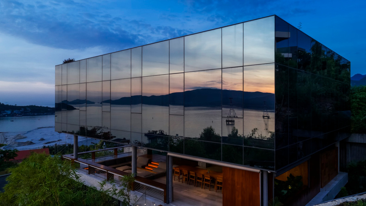 Kiến trúc sư cho biết việc sử dụng hệ cửa kính cường lực một chiều nhằm giấu đi khối nhà bê tông, vừa giúp các không gian bên trong ngập tràn ánh sáng song vẫn đảm bảo tính riêng tư.