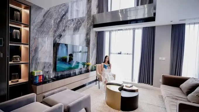 Phòng khách trang trí bằng loạt đồ nội thất có kiểu dáng sang trọng và tinh tế. Ảnh: FBNV