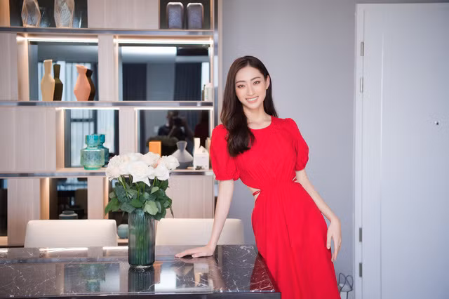  Hoa hậu Lương Thuỳ Linh khiến công chúng không khỏi ngưỡng mộ bởi loạt thành tích nổi bật trong nhiều lĩnh vực khác nhau. Một phần thành quả trong quá trình nỗ lực của Lương Thuỳ Linh là căn penthouse rộng 130m2. Ảnh: FBNV