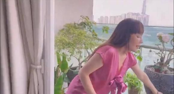 Góc ban công của Thanh Hà đặt nhiều chậu cây cảnh.