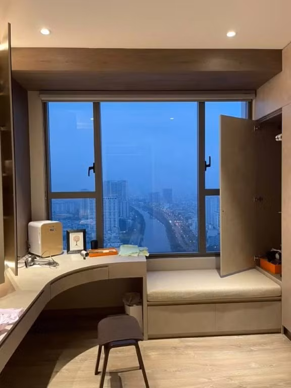 Yếu tố này càng tăng thêm độ siêu sang cho căn hộ, giúp đón nắng gió tránh ồn ào của phố thị.