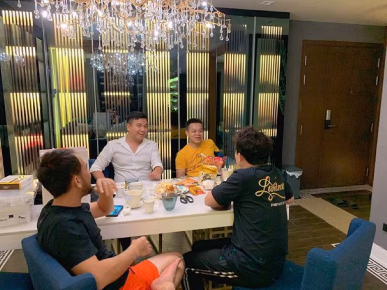 Phòng khách rộng rãi, thoáng đãng là nơi nghệ sĩ đón tiếp người thân, bạn bè và đồng nghiệp.