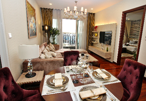 Đặc biêt, dự án có bể bơi vô cực dát vàng được xây dựng trên nóc tòa nhà cao 29 tầng, cùng với đó là các thiết bị vệ sinh làm từ kim loại cũng đều được dát vàng 24K. Ảnh: Hoabinhgroup