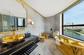 Đặc biệt, ông Nguyễn Hữu Đường gây chú ý với những công trình dát vàng đầu tiên và độc nhất vô nhị trên thị trường. Một trong số đó là khách sạn dát vàng Dolce by Wyndham Hanoi Golden Lake bên hồ Giảng Võ (Hà Nội). Ảnh: Uniq Hotels