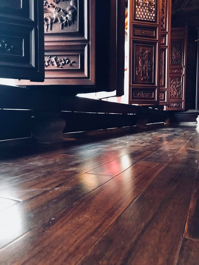 Cột kèo, mái ngói, vách ngăn chạm trổ,... mang đến vẻ đẹp cổ kính. Ảnh: Người đưa tin