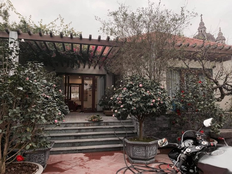 Bên cạnh ngôi nhà cổ, gia đình anh cũng xây dựng thêm một căn nhà hiện đại kế bên nhà cổ để sinh hoạt thuận tiện hơn. Ảnh: Người đưa tin