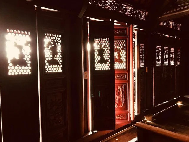 Toàn bộ khung gỗ lim đều được giữ nguyên, các phần sửa sang và làm mới cũng làm theo lối kiến trúc truyền thống. Ảnh: Thethaovanhoa