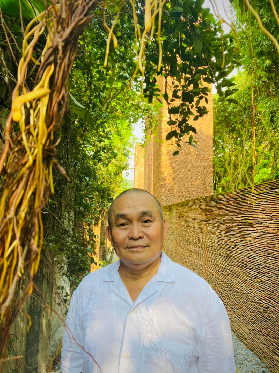 Ngoài căn nhà ở phố cổ được đồn thổi giá vài chục tỷ đồng , danh hài Xuân Hinh sở hữu cơ ngơi rộng lớn ở ngoại thành Hà Nội.