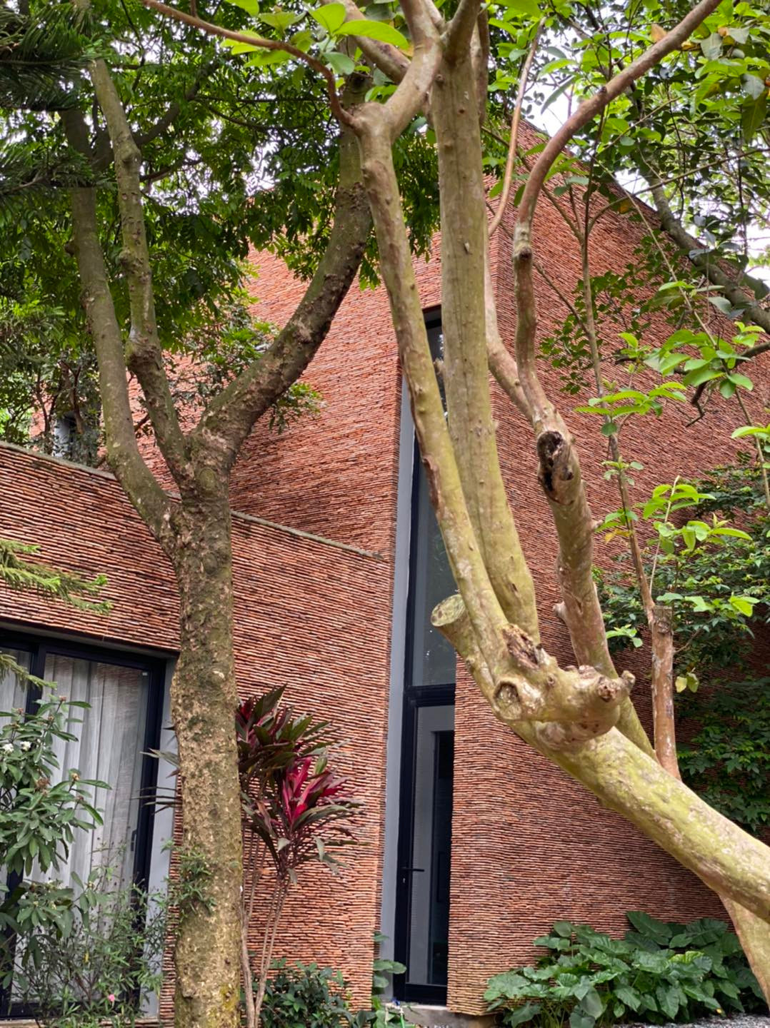 Nam danh hài chưa tiết lộ tổng diện tích cũng như chi phí xây dựng của căn nhà song không ít khán giả cho rằng con số không hề nhỏ.