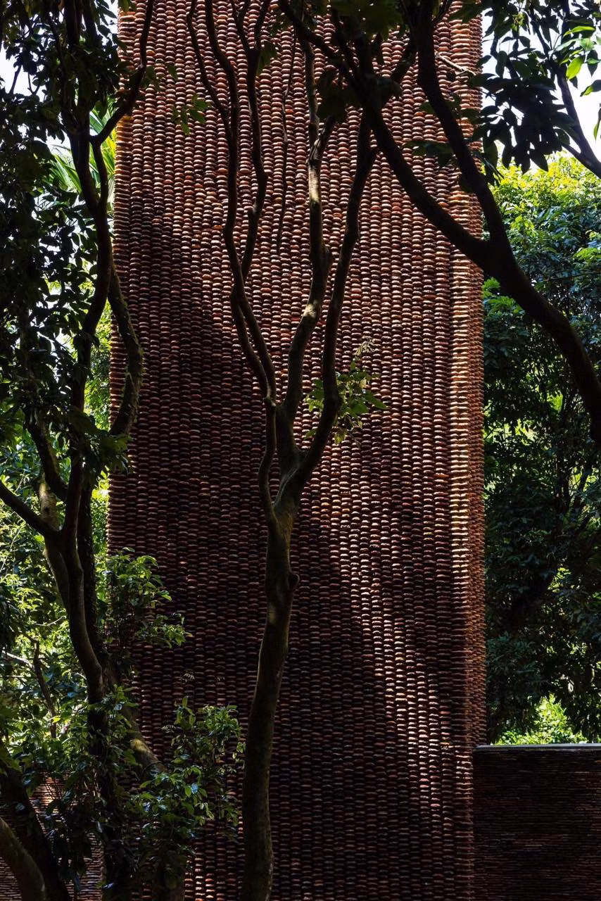 Điểm nhân là hai lô cốt gạch rất cao.