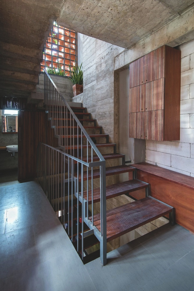 Ngôi nhà tích hợp nhiều công năng gồm văn phòng làm việc, không gian ở, giải trí thư giãn với lối giao thông liên tục nhưng vẫn không tạo cảm giác dài hơi và mệt mỏi nhờ việc bố trí hợp lý các sảnh chờ, chiếu nghỉ, kích thước và vật liệu cho các bậc cầu thang.