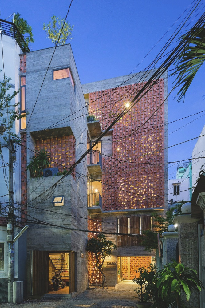 Mặt tiền hướng Tây là thách thức không nhỏ đối với kiến trúc sư.