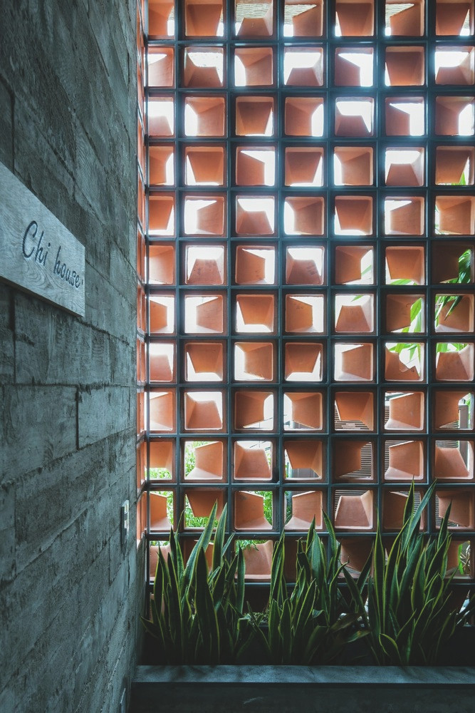 Việc bố trí gạch theo nhiều chiều ngẫu hứng tạo nên nhịp điệu độc đáo cho mặt tiền và hiệu ứng thị giác cho bên trong khi nắng qua nhà.